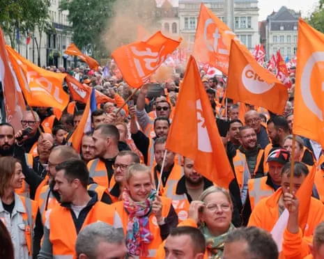 France-Wide Walkout Movement Draws Hundreds of Thousands Taking to the Streets In France